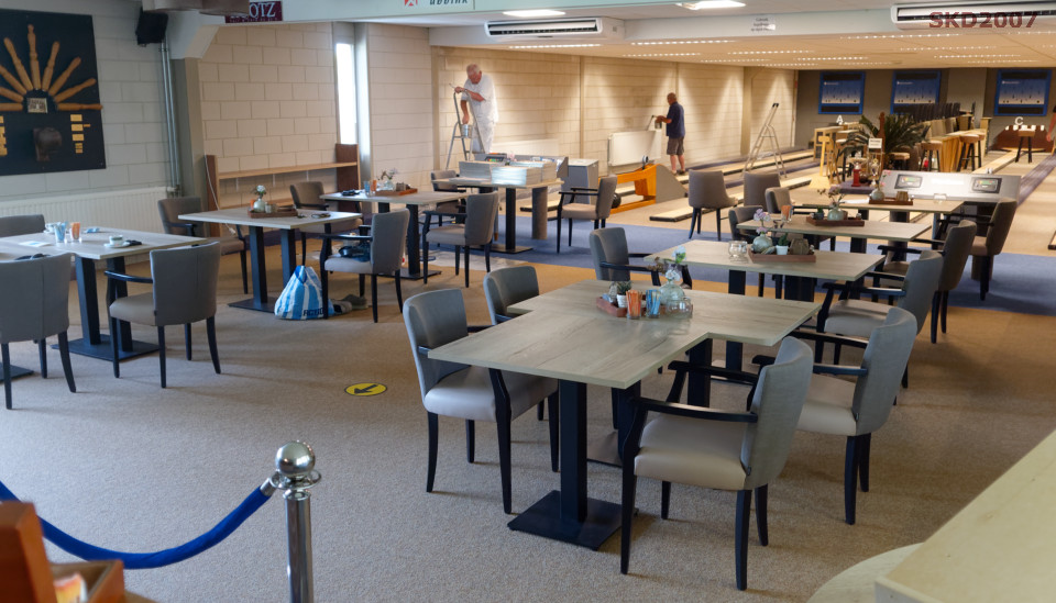 P6152531 tafels in twee rijen web97